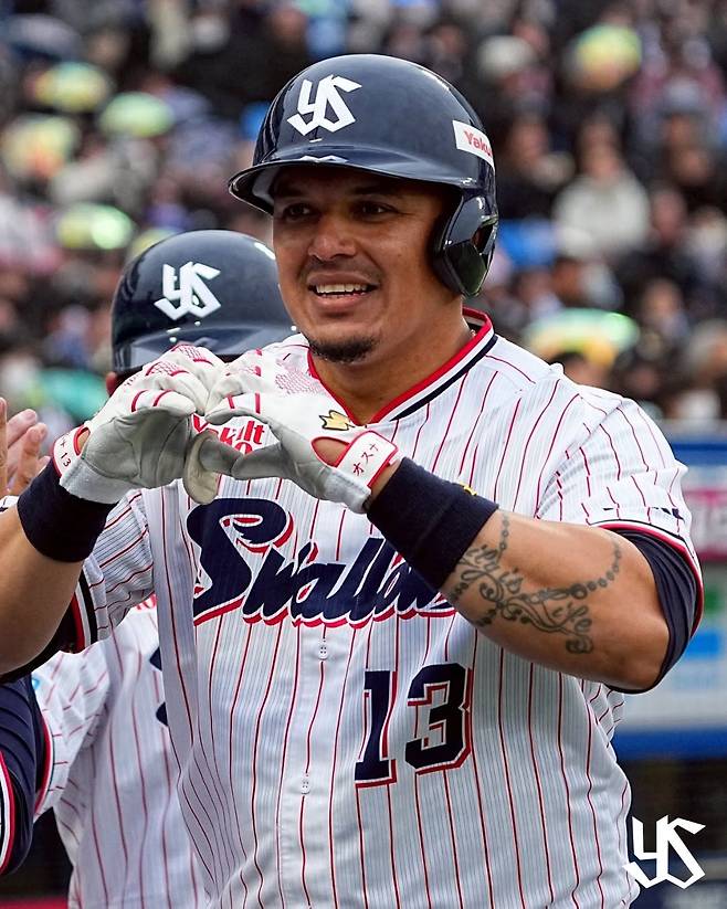 지난 16일 일본 도쿄 메이지 진구 야구장에서 진행된 도쿄 야쿠르트 스왈로즈와 요코하마 DeNA 베이스타즈의 경기 8회에 타석에 오른 호세 오수나가 배트를 휘두른 뒤 놓쳐 카와카미 타쿠토 주심이 왼쪽 옆머리를 맞는 사고가 발생했다. /사진=야쿠르트 스왈로즈 공식 SNS(소셜미디어)