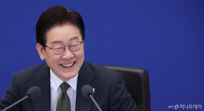 [서울=뉴시스] 최동준 기자 = 이재명 대통령이 14일 청와대에서 열린 국무회의 겸 비상경제점검회의에서 발언하고 웃고 있다. 2026.04.14. photocdj@newsis.com /사진=