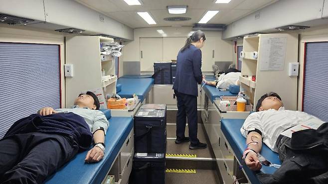 일진전기 임직원들 헌혈 모습