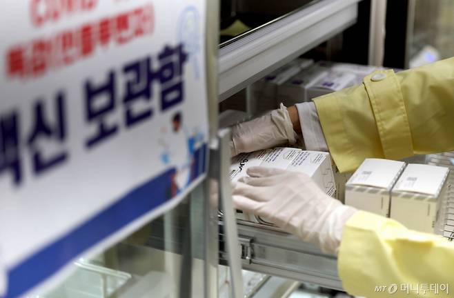 지난해 10월 광주 북구보건소 접종실에서 직원이 코로나19백신과 독감(인플루엔자) 백신 수량을 확인하고 있다./사진 = 광주 북구 제공,  광주=뉴시스