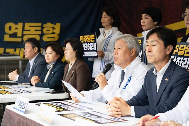 (서울=뉴스1) 유승관 기자 = 서왕진 조국혁신당 원내대표가 10일 서울 여의도 국회 본청 앞 천막농성장에서 열린 정치개혁특별위원회 법안심사1소위원회 취소 개혁진보4당 규탄대회에서 규탄 발언을 하고 있다. 2026.4.10/뉴스1  Copyright (C) 뉴스1. All rights reserved. 무단 전재 및 재배포,  AI학습 이용 금지. /사진=(서울=뉴스1) 유승관 기자