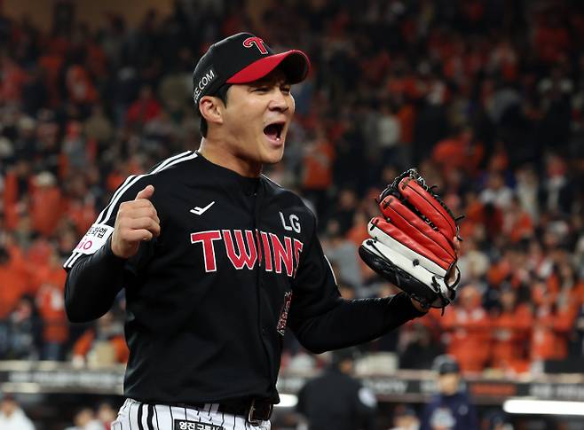 프로야구 LG 트윈스 내야수 오지환(36)이 KBO리그 역대 23번째 통산 2000경기 출전 기록 주인공이 됐다. 사진은 지난해 10월31일 대전 중구 한화생명볼파크에서 열린 2025 KBO 한국시리즈 5차전 LG 트윈스와 한화 이글스의 경기 8회 말 한화 공격을 막은 LG 오지환이 덕아웃으로 들어가며 환호한 모습. /사진=뉴시스