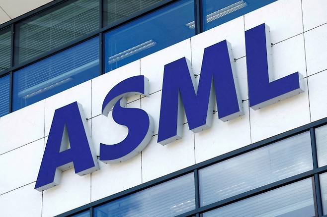 네덜란드 반도체 장비 제조사 ASML이 한국 수출 급증에 실적 호조를 보였다. 사진은 네덜란드 에인트호벤의 ASML 본사. /로이터=뉴스1