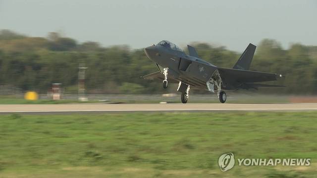 KF-21 보라매 양산 1호기가 지난 15일 경남 사천 제3훈련비행단에서 시험 비행을 하고 있다. 방위사업청 제공