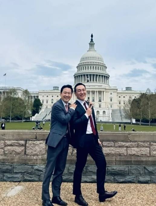 방미 중인 장동혁 국민의힘 대표가 미국 워싱턴DC 국회의사당 앞에서 김민수 최고위원과 함께 포즈를 취하고 있다. 페이스북