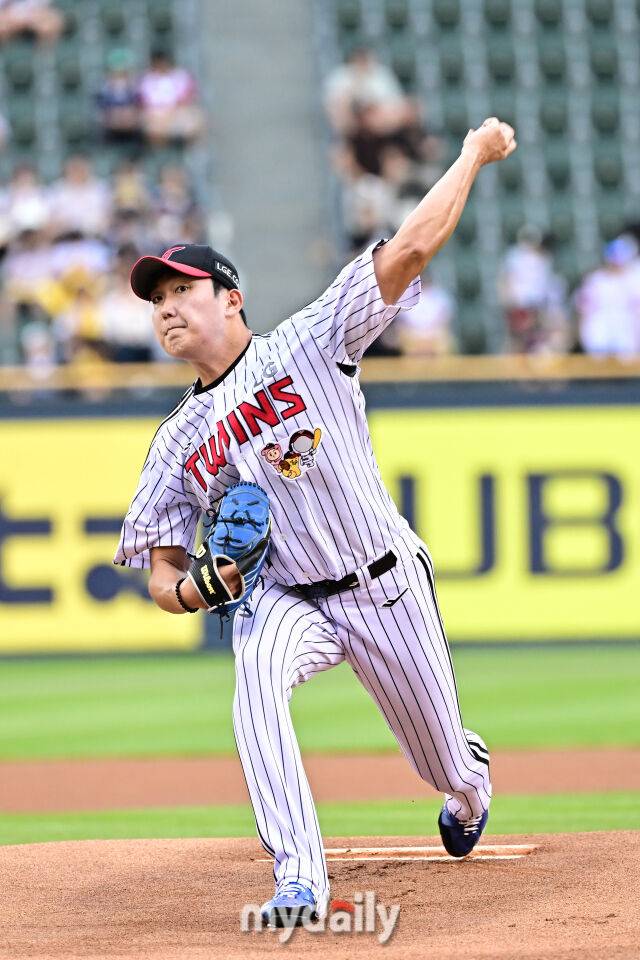 5일 서울 잠실야구장에서 열린 '2025 신한 SOL BANK KBO리그' 두산 베어스와 LG 트윈스 경기. LG 손주영이 선발 투수로 나와 힘차게 투구하고 있다./마이데일리