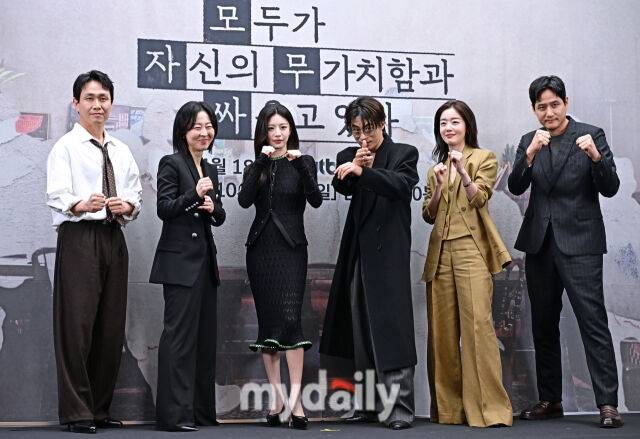 배우 오정세, 강말금, 고윤정, 구교환, 한선화, 박해준(왼쪽부터)이 17일 서울 상암동 스탠포드 호텔에서 진행된 JTBC 드라마 '모두가 자신의 무가치함과 싸우고 있다' 제작발표회에 참석했다.'모자무싸'는 잘난 친구들 사이에서 혼자만 안 풀려 시기와 질투로 괴로워 미쳐버린 인간의 평화 찾기를 따라가는 드라마다.