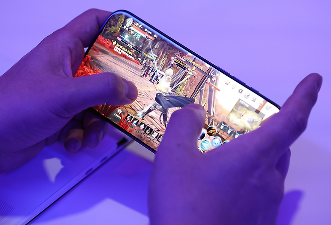 스마트폰으로 게임을 즐기고 있는 모습. [연합]