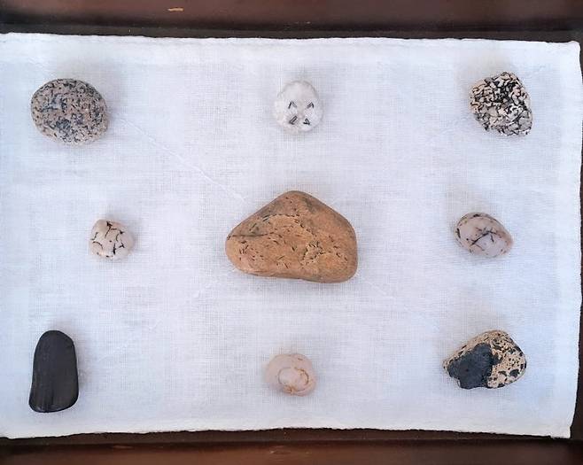 고사리 작가의 ‘건져 올린 돌’ [고사리 작가 인스타그램]