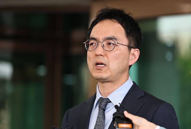 구자현 검찰총장 직무대행이 17일 서울 서초구 대검찰청을 나서며 대장동·대북송금 의혹 사건을 둘러싼 정치권의 국정조사와 관련해 발언하고 있다. [연합]