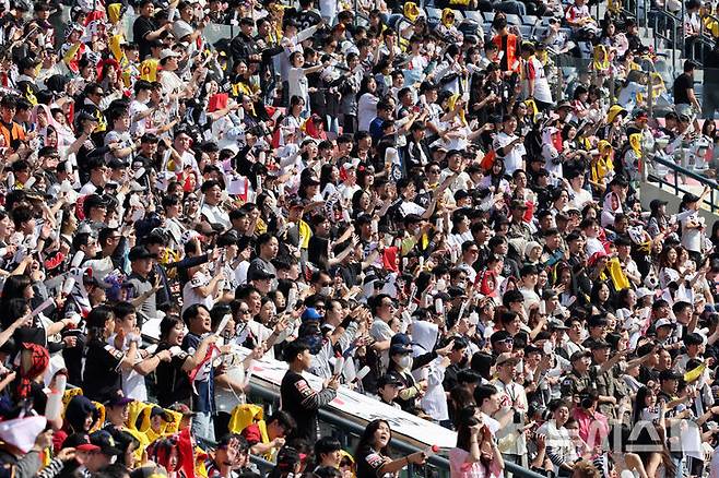 [서울=뉴시스] 배훈식 기자 = 2026 신한 SOL KBO리그가 개막한 28일 오후 서울 송파구 잠실야구장에서 열린 LG 트윈스와 KT 위즈의 경기를 찾은 만원 관중이 열띤 응원을 하고 있다. 2026.03.28. dahora83@newsis.com