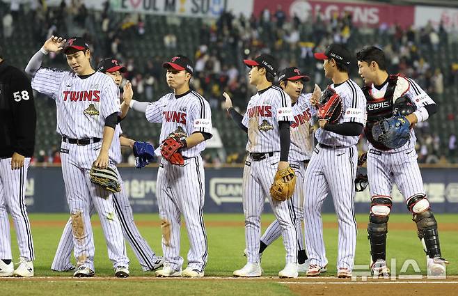 [서울=뉴시스] 조성우 기자 = 1일 오후 서울 송파구 잠실야구장에서 열린 2026 KBO리그 KIA 타이거즈와 LG 트윈스의 경기, LG 선수들이 KIA에 7-2 승리를 거둔 뒤 기쁨을 나누고 있다. 2026.04.01. xconfind@newsis.com