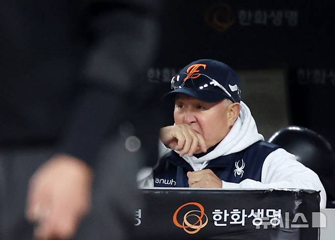 [대전=뉴시스] 조성우 기자 = 29일 대전 중구 한화생명볼파크에서 열린 2025 KBO 한국시리즈 3차전 LG 트윈스와 한화 이글스의 경기, 한화 김경문 감독이 2-1로 뒤진 7회초 LG 공격을 지켜보고 있다. 2025.10.29. xconfind@newsis.com