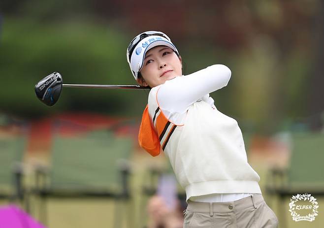 [서울=뉴시스] 전예성이 17일 경남 김해의 가야 컨트리클럽(파72)에서 열린 한국여자프로골프(KLPGA) 투어 넥센·세인트나인 마스터즈 1라운드 1번 홀에서 티샷을 하고 있다. (사진=KLPGA 제공) 2026.04.17. *재판매 및 DB 금지
