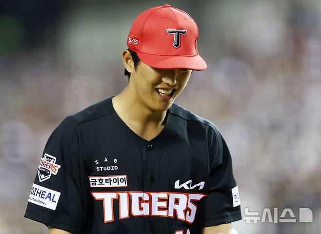 [서울=뉴시스] 이영환 기자 = 17일 오후 서울 송파구 잠실야구장에서 열린 2026 KBO리그 KIA 타이거즈와 두산 베어스의 경기, 3회말 수비를 마친 KIA 선발 이의리가 미소를 짓고 있다. 2026.04.17. 20hwan@newsis.com