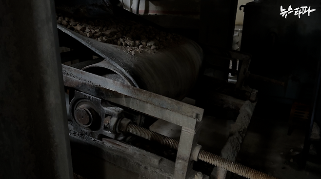 故 뚜안 씨가 발견된 공장의 컨베이어벨트. 뚜안 씨 사망 이후 멈춘 기계 위에 자갈이 쌓여 있다. 사고 이후 고용노동부 성남지청은 중앙산업 컨베이어벨트 작업 일체에 작업중지 명령을 내렸다. 사진 : 유족 측 제공