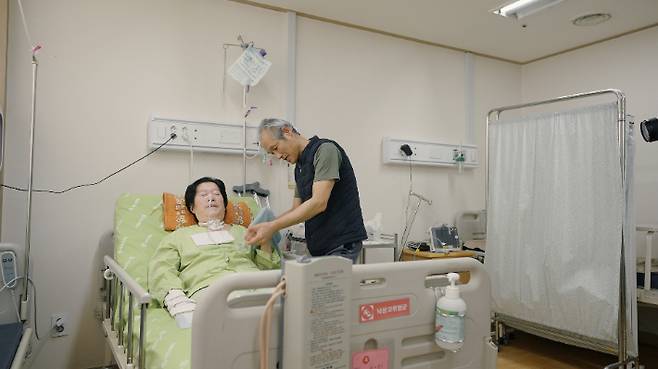 경기도 한 요양병원에서 아내를 간병하고 있는 김모씨(61). 박철웅 PD