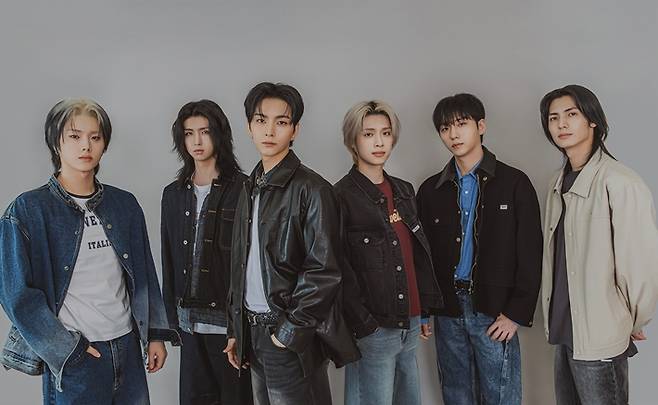 엑스디너리 히어로즈의 미니 8집 '데드 앤드'는 17일 오후 1시에 정식 발매된다. JYP엔터테인먼트 제공
