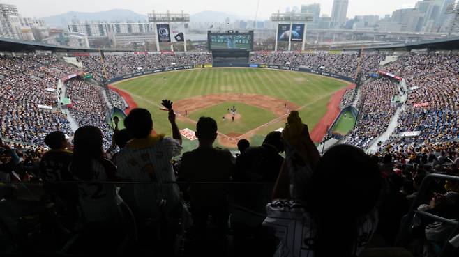 지난달 29일 서울 송파구 잠실야구장에서 열린 프로야구 2026 KBO리그 kt wiz와 LG 트윈스의 경기에서 관중들이 응원전을 펼치고 있다. 연합뉴스