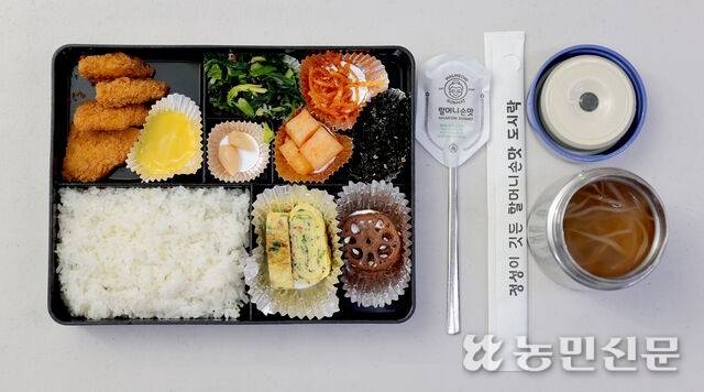 매일 아침 6시30분 이곳에선 수백개 도시락 한칸 한칸을 가지런히 채운다. 청주=김원철 프리랜서 기자