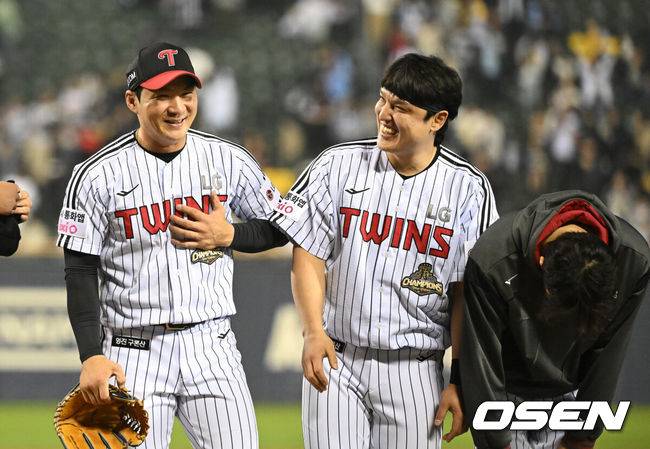 [OSEN=잠실, 이대선 기자] 프로야구 LG 트윈스가 롯데 자이언츠를 꺾고 8연승을 질주했다.  LG는 14일 서울 잠실구장에서 열린 2026 KBO리그 롯데와 시즌 첫 '엘롯라시코'에서 2-1 한 점 차 승리를 거뒀다. 1-1 동점인 8회 오스틴의 결승 솔로 홈런이 터지면서 '연승'을 8까지 늘렸다. 경기 종료 후 LG 오지환이 동료들과 승리의 기쁨을 나누고 있다. 2026.04.14 /sunday@osen.co.kr