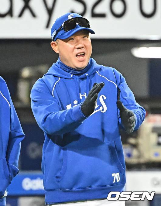 [OSEN=대구, 이석우 기자] 11일 대구삼성라이온즈파크에서 2026 신한 SOL KBO 리그 삼성 라이온즈와 NC 다이노스의 경기가 열렸다. 홈팀 삼성은 오러클린이, 방문팀 NC는 테일러가 선발 출전했다. 삼성 라이온즈 박진만 감독이 5-4로 승리한 후 선수들에게 축하를 하고 있다. 2026.04.11 / foto0307@osen.co.kr