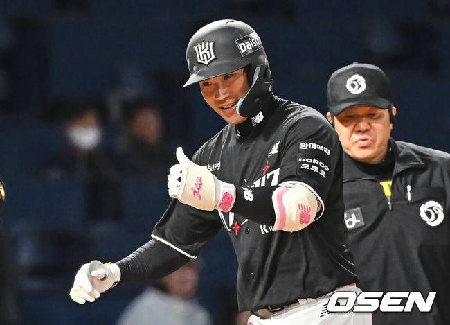 [OSEN=창원, 이석우 기자] 16일 창원NC파크에서 2026 신한 SOL KBO 리그 NC 다이노스와 KT 위즈의 경기가 열렸다. 홈팀 NC는 구창모가, 방문팀 KT는 사우어가 선발 출전했다. KT 위즈 장준원이 9회초 1사 좌중월 솔로 홈런을 치고 하이파이브를 하고 있다. 2026.04.16 / foto0307@osen.co.kr