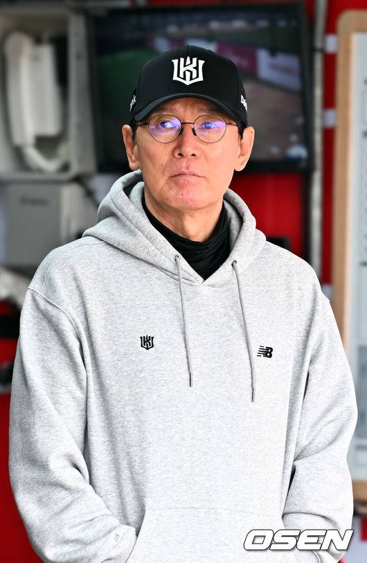 [OSEN=수원, 민경훈 기자] 17일 오후 수원 KT위즈파크에서&nbsp;‘2026 신한 SOL Bank KBO리그'&nbsp;KT 위즈와 키움 히어로즈의 경기가 열릴 예정인 가운데 경기 전 훈련이 진행됐다.이날 KT는 소형준, 키움은 와일스를 선발투수로 내세운다.KT 이강철 감독이 덕아웃에서 선수들의 훈련을 지켜보고 있다. 2026.04.17 /rumi@osen.co.kr
