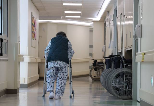 ▲서울 지역 첫 치매안심병원으로 지정된 은평구 서북병원에서 한 어르신이 재활운동을 하고 있다. ⓒ연합뉴스