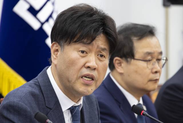 ▲대장동 일당으로부터 금품을 받은 혐의로 법정 구속됐다가 지난해 보석으로 석방된 김용 전 민주연구원 부원장이 지난 13일 국회에서 가진 기자간담회에서 검찰 기소의 부당함에 대해 설명하고 있다. ⓒ연합뉴스