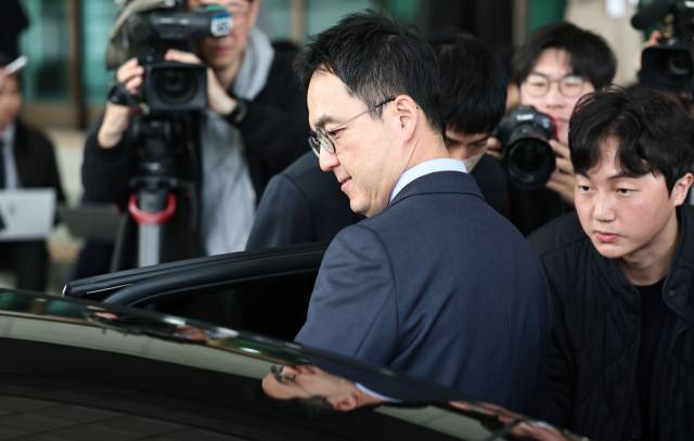 ▲구자현 검찰총장 직무대행이 17일 서울 서초구 대검찰청을 나서며 대장동·대북송금 의혹 사건을 둘러싼 정치권의 국정조사와 관련해 발언을 마친 뒤 차량으로 향하고 있다. ⓒ연합뉴스