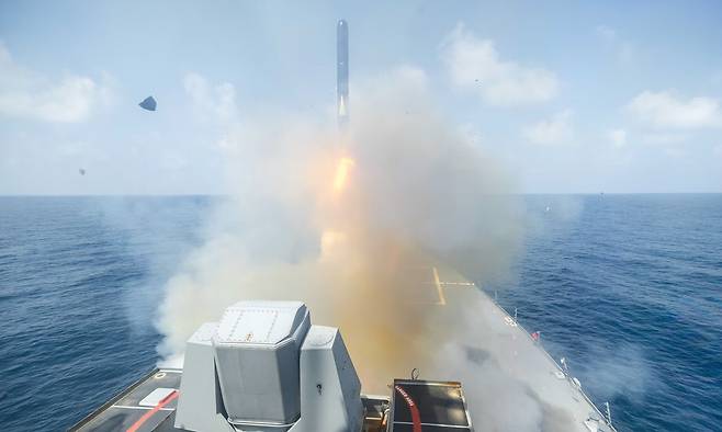 미 해군 구축함에서 이란 내 표적을 향해 토마호크 순항미사일이 발사되고 있다. 미 중부사령부 제공