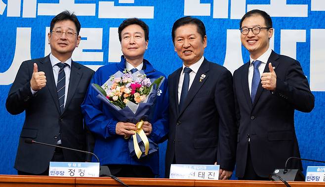 정청래 더불어민주당 대표가 17일 서울 여의도 국회에서 열린 제1차 인재영입식에서 전태진 변호사와 기념 촬영을 하고 있다. 왼쪽부터 김태선 울산시당 위원장, 전 변호사, 정 대표, 김상욱 울산시장 예비후보. 민주당은 6·3 지방선거와 함께 치러지는 재보궐선거의 1호 영입인재로 전태진 변호사를 영입했다. 전 변호사는 당 울산시장 예비후보로 출마하는 김상욱 의원의 지역구인 울산 남갑에 나설 전망이다. 뉴스1