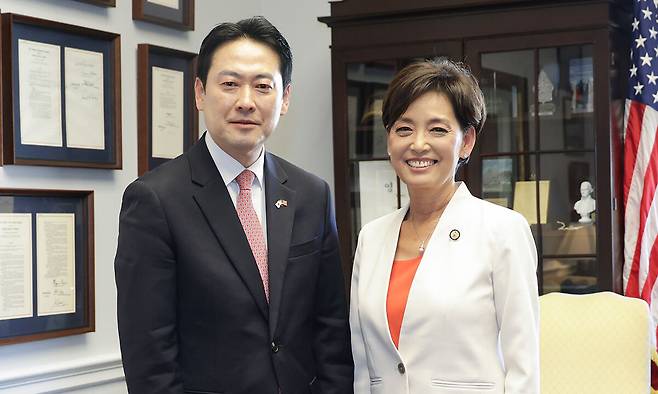미국을 방문 중인 국민의힘 장동혁 대표가 14일(현지시간) 워싱턴DC 동아태 소위원장인 한국계 영 김 하원의원 집무실에서 김 하원의원과 기념 촬영하고 있다. 국민의힘 제공