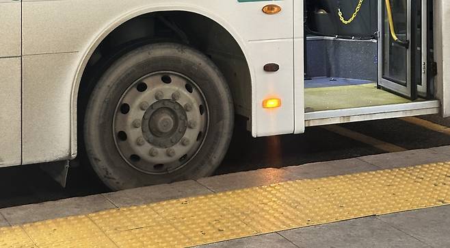 17일 경기도의 한 버스 정류장에 도내 버스가 정차해 있다. 사진은 기사 내용과 무관함. 김동환 기자