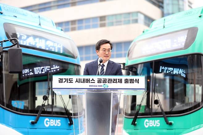 김동연 경기도지사가 2024년 1월10일 경기도청에서 열린 ‘경기도 시내버스 공공관리제’ 출범식에서 인사말을 하고 있다. 경기도 제공