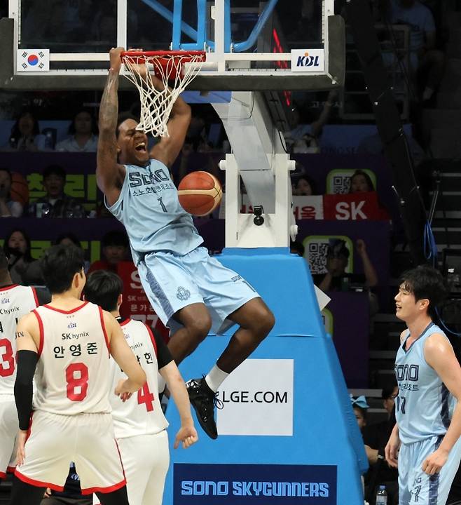 프로농구 고양 소노의 네이던 나이트가 16일 경기 고양소노아레나에서 열린 2025~26 LG전자 프로농구 6강 플레이오프(PO·5전3승제) 3차전 서울 SK와의 경기에서 호쾌한 덩크슛을 하고 있다. 66-65로 승리한 소노는 플레이오프 전적 3연승으로 4강 PO에 진출했다.  연합뉴스