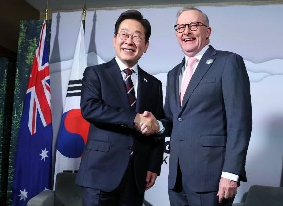 2025년 6월 16일 주요 7개국(G7) 정상회의 참석차 캐나다를 방문 중인 이재명 대통령이  캘거리의 한 호텔에서 앤서니 앨버니지 호주 총리와 정상회담을 갖기 전 악수를 하고 있다. 캘거리 뉴시스