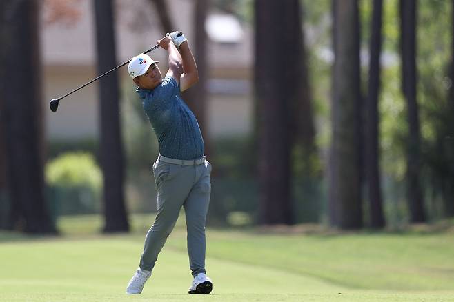 김시우가 16일(현지 시간) 미국 사우스캐롤라이나주 힐튼헤드 아일랜드의 하버타운 골프링크스(파71)에서 열린 PGA 투어 RBC 헤리티지 첫날 15번 홀에서 샷을 날리고 있다. AFP연합뉴스