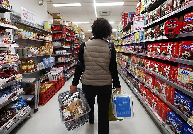 중동 전쟁 여파로 국제 유가와 원·달러 환율이 오르며 지난달 우리나라 수입 제품의 전반 가격이 28년여 만에 가장 큰 폭으로 오른 가운데 지난 15일 서울 시내 대형마트에서 시민들이 장을 보고 있다. 뉴스1