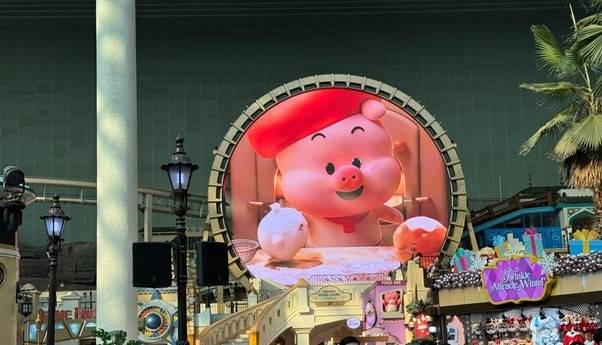 파이온코퍼레이션의 전문 AI 프로덕션인 ‘크리젠랩’을 통해 제작된 AI 영상이 롯데월드 내 대형 디지털 사이니지를 통해 송출되고 있다. 사진제공=파이온코퍼레이션