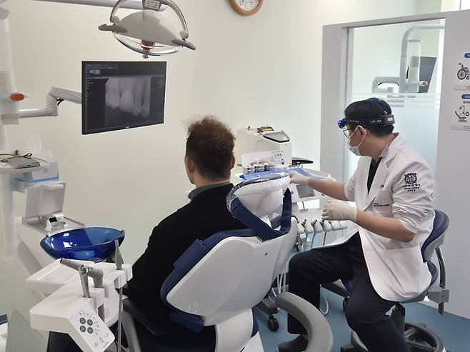 15일 서울 강서구 서부장애인치과병원에서 지체장애인 고범수(60) 씨가 진료를 보고 있다. 정유나 기자