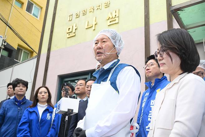 (서울=뉴스1) 국회사진기자단 = 정청래 더불어민주당 대표가 17일서울 용산구 노숙인 복지시설 만나샘을 찾아 배식 봉사를 마친 뒤 취재진의 질문에 답변하고 있다. 2026.4.17/뉴스1