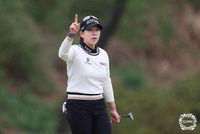 홍지원이 17일 KLPGA 투어 넥센·세인트나인 마스터스 1라운드 18번 홀에서 파세이브에 성공한 후 기뻐하고 있다. 사진 제공=KLPGA 투어