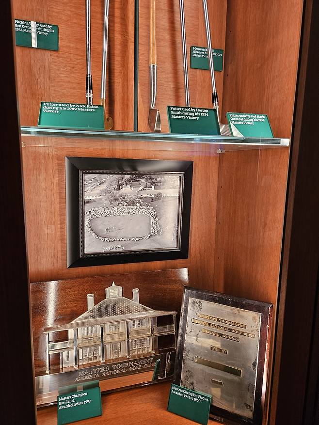 13일(현지 시간) 오거스타내셔널GC 클럽하우스 2층에 역대 우승자들이 썼던 클럽이 전시돼 있다. 오거스타=양준호 기자