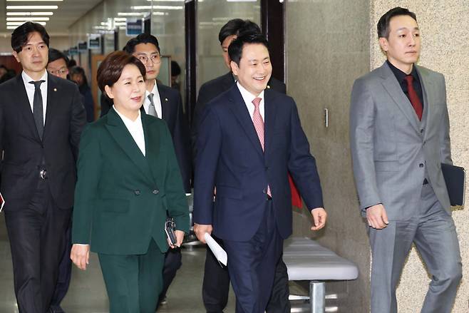 국민의힘 장동혁 대표와 양향자, 김민수 최고위원 등이 3월16일 국회에서 열린 최고위원회의에 참석하고 있다. ⓒ시사저널 박은숙