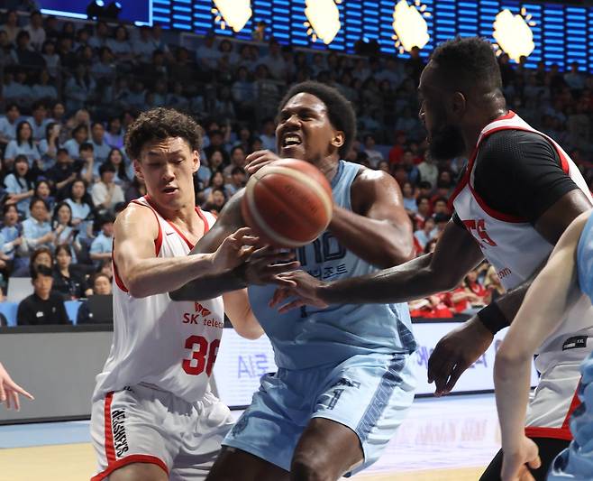 소노 네이던 나이트 (가운데)가 16일 고양소노아레나에서 열린 SK와 6강 PO 3차전서 자밀 워니(오른쪽)과 에디 다니엘 사이에서 골밑슛을 시도하고 있다.  고양｜뉴시스