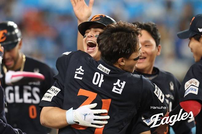 두산 손아섭(31번)은 트레이드 이적한 뒤 등번호 8을 선택하며 한화 노시환과 함께 반등을 약속했다. 사진은 둘의 한화 시절. 사진제공｜한화 이글스