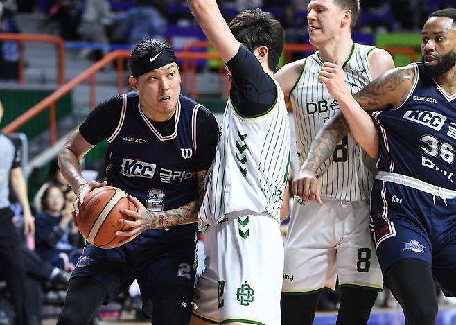 KCC 최준용(2번)이 17일 부산서 열린 DB와 6강 PO 3차전서 정효근의 수비를 뚫고 돌파하고 있다.  사진제공｜KBL