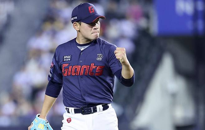 롯데 김진욱이 15일 잠실 LG전 호투 후 왼주먹을 불끈 쥐고 있다. 롯데자이언츠 제공